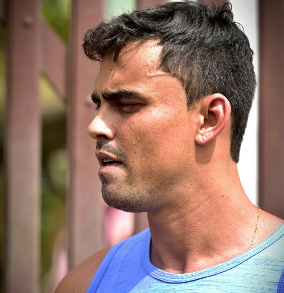 Enteado de pedreiro morto em tiroteio (Foto: Marcelo Prest/ A Gazeta)