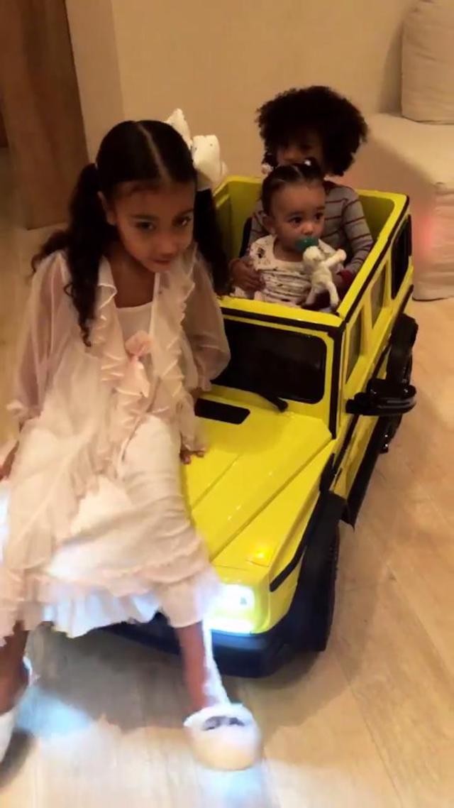 Os filhos de Kim Kardashian e o presente da tia, Kourtney Kardashian (Foto: Instagram Kim Kardashian/ Reprodução)