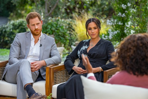 A atriz Meghan Markle e o Príncipe Harry sendo entrevistados pela apresentadora Oprah Winfrey (Foto: Harpo Productions/Joe Pugliese)