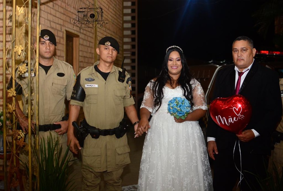 Noiva faz homenagem para a mãe ao chegar ao casamento dentro de viatura da PM — Foto: Rayane Castro/Divulgação