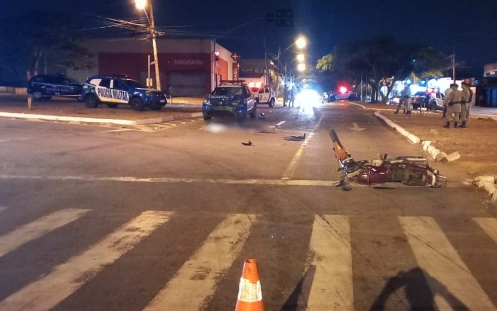 Motociclista morre após bater contra viatura da PM — Foto: Dict/Divulgação