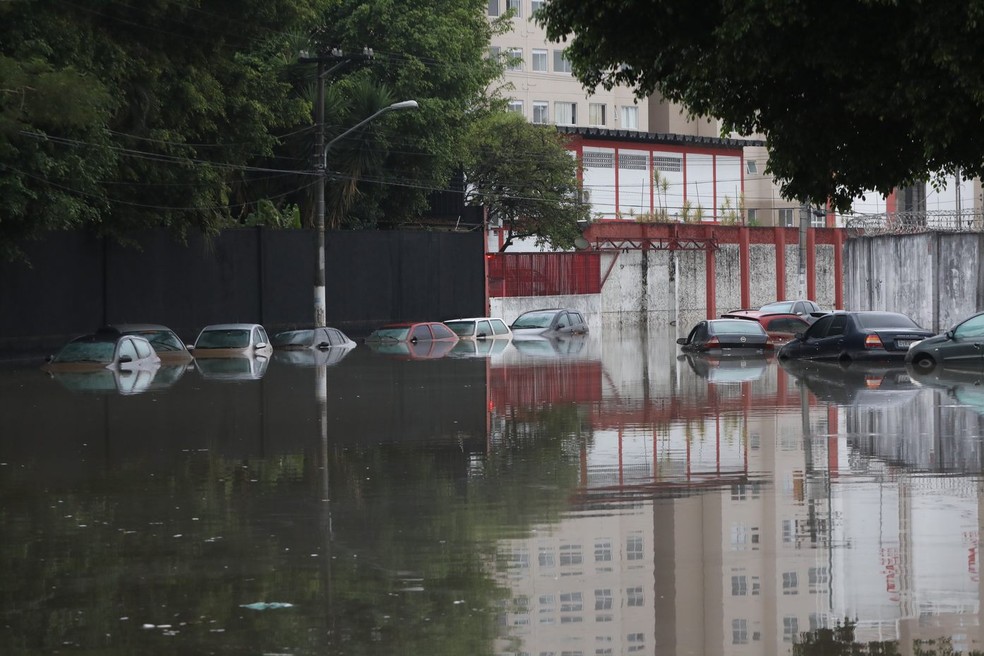 Carros ficam parcialmente submersos na Zona Norte de São Paulo. — Foto: Celso Tavares/G1
