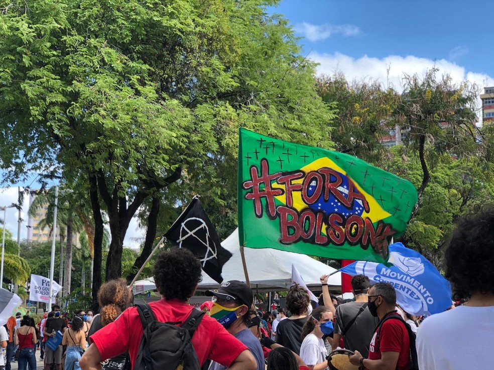 Manifestação contra Bolsonaro é registrada em João Pessoa — Foto: Deyse Ponciano/TV Cabo Branco