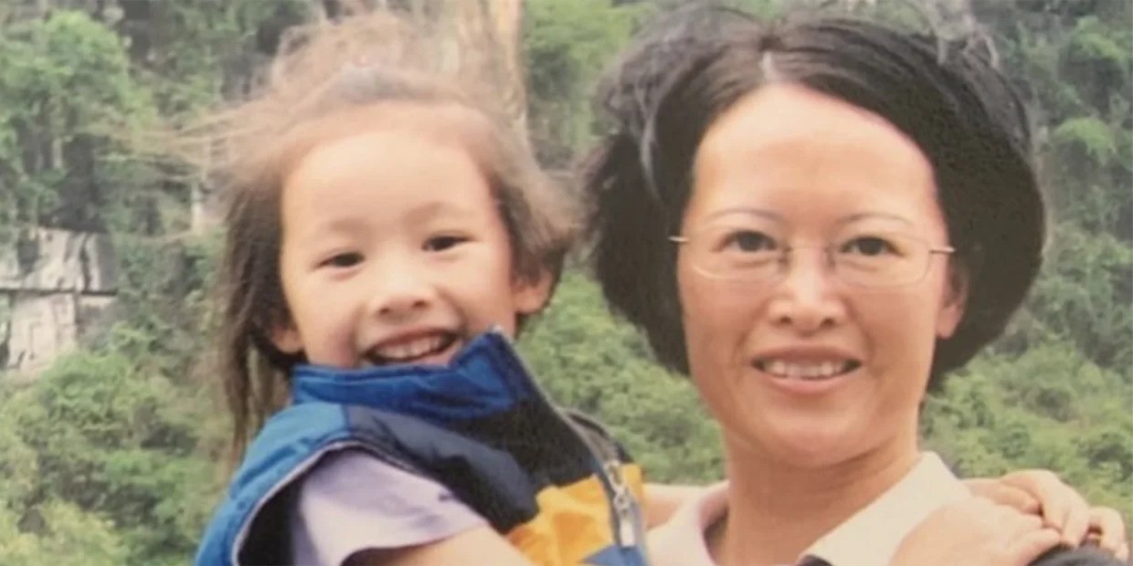 Jovem que perdeu mãe aos 7 anos se emociona ao descobrir que ela foi professora do namorado; VÍDEO