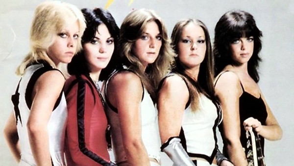 Cherie Currie, Joan Jett, Sandy West, Lita Ford e Jackie Fox, integrantes da 'The Runaways', nos anos 70 (Foto: Divulgação)