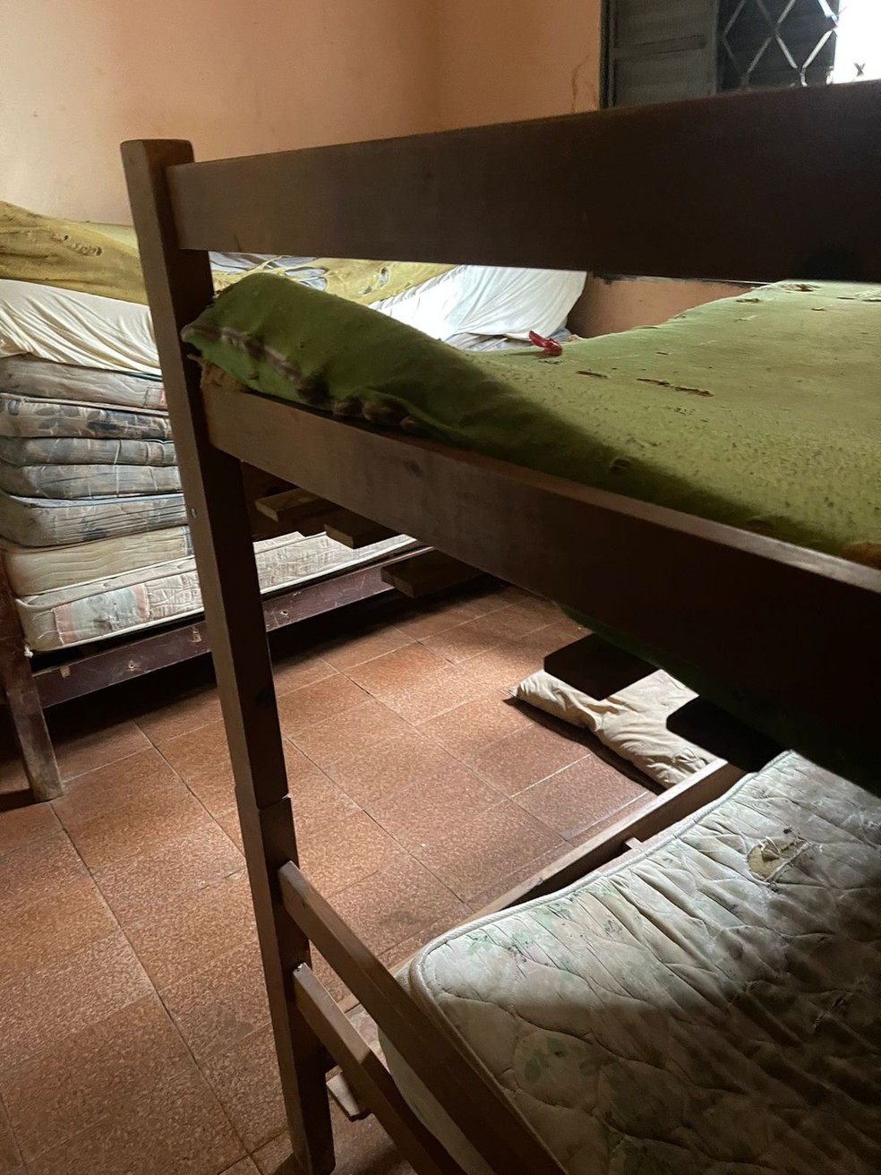 Quarto onde vivem travestis e transexuais que são vítimas de trabalho análogo à escravidão em Uberlândia — Foto: Michele Ferreira/g1