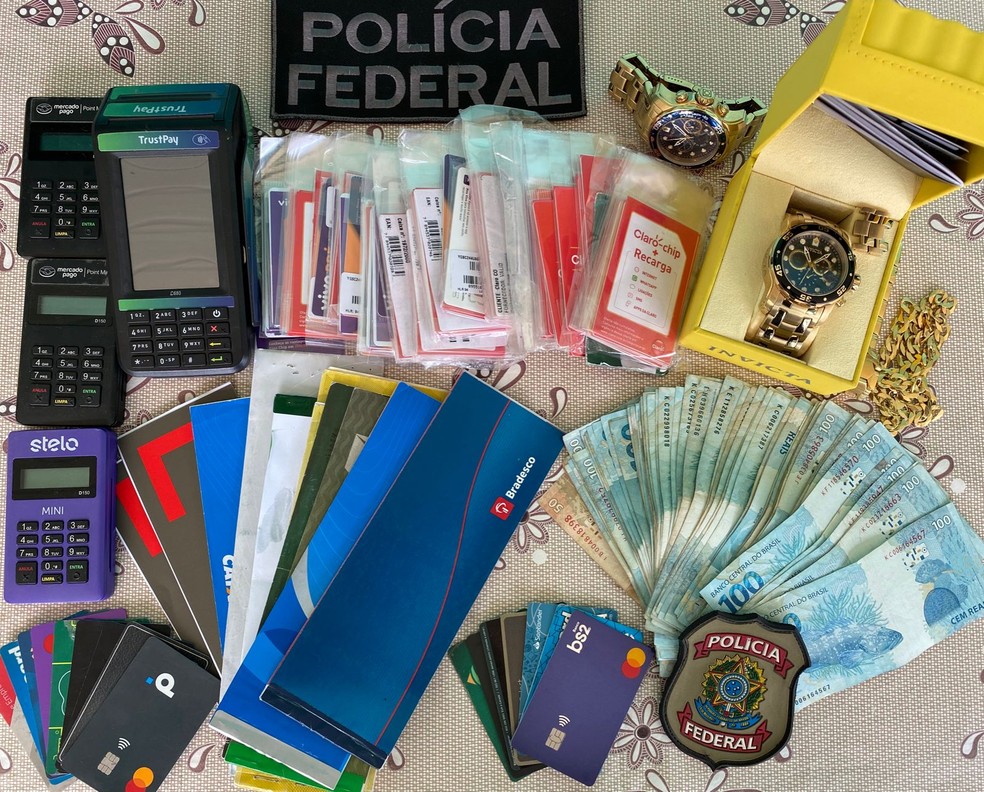 Durante a operação foram apreendidos notas de dinheiro, cartões e relógios — Foto: PF/Divulgação