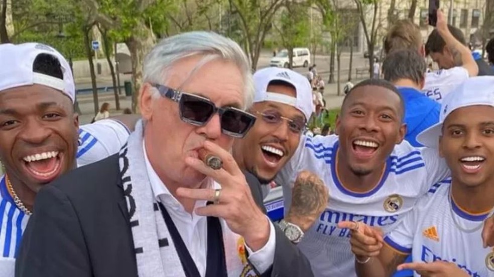 Carlo Ancelotti comemora o título do Real Madrid ao lado de Vini Junior, Militão, o espanhol Alaba e Rodrygo — Foto: Reprodução/Instagram