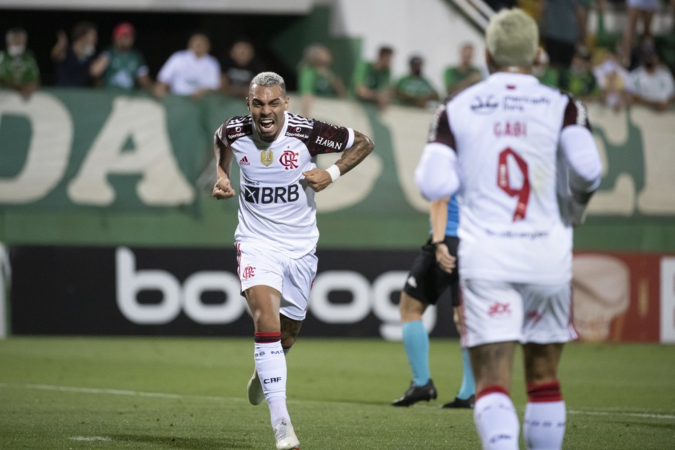 Matheuzinho comemora seu gol contra a Chapecoense — Foto: Alexandre Vidal/Flamengo