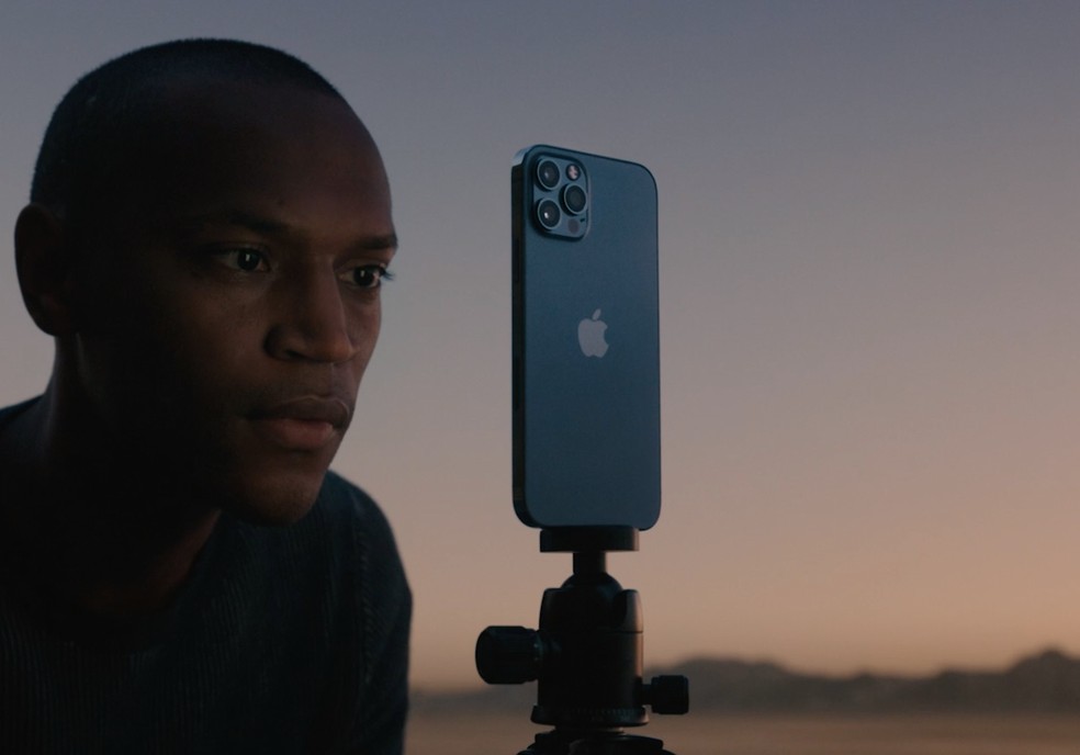 iPhone 12 Pro Max traz câmera tripla de 12 MP — Foto: Reprodução/Apple