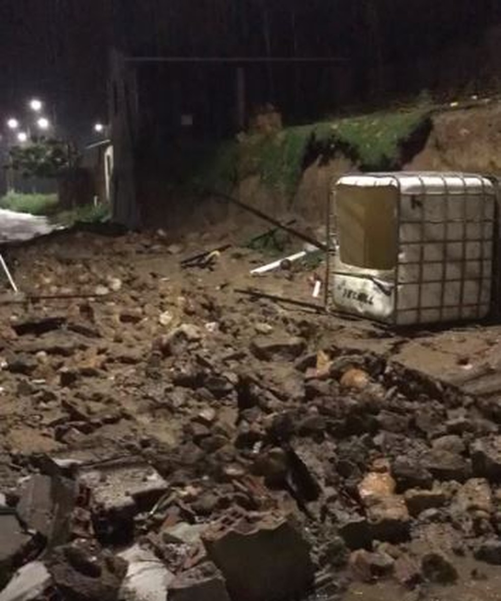Um muro caiu durante a chuva no Bairro Boa Vista, em Maracanaú. — Foto: Reprodução
