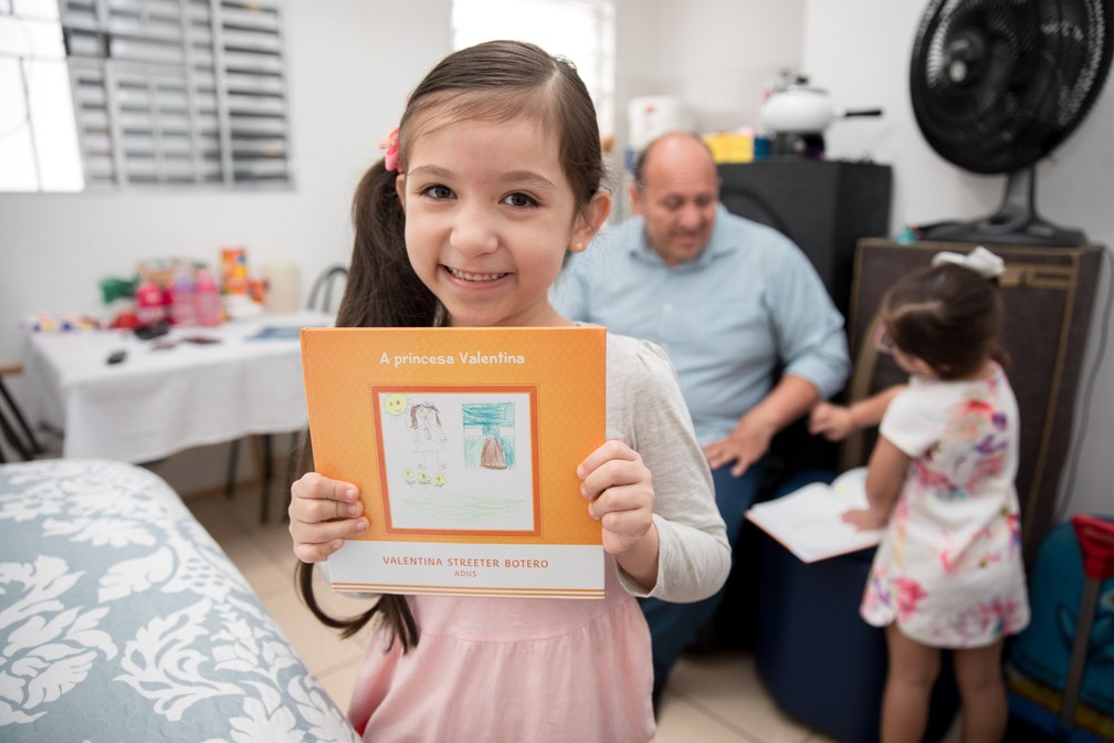 A colombiana Valentina Streeter Botero, de 5 anos, mostra o livro que escreveu como parte do projeto do Instituto Adus (Foto: Marcelo Brandt/G1)