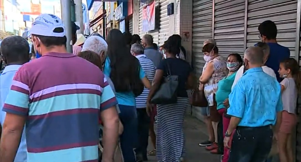 Movimentação de pessoas em área comercial de Piracicaba — Foto: Ronaldo de Oliveira/ EPTV