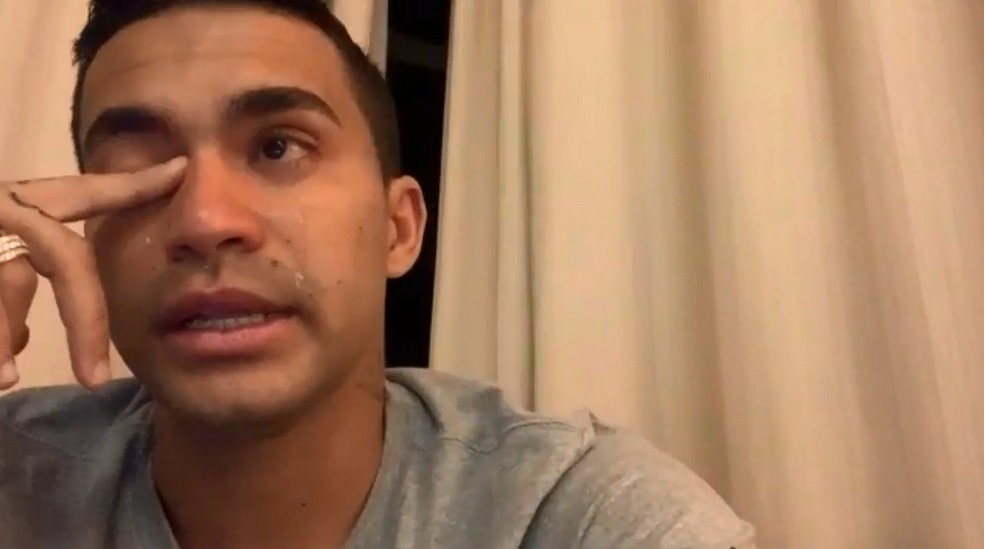 Aos prantos, Dudu admite que problema com ex-mulher pesou na decisão; veja trechos da entrevista