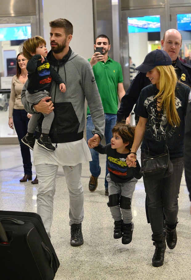 Shakira com Gerard Piqué e os filhos, Milan e Sasha (Foto: AKM-GSI)