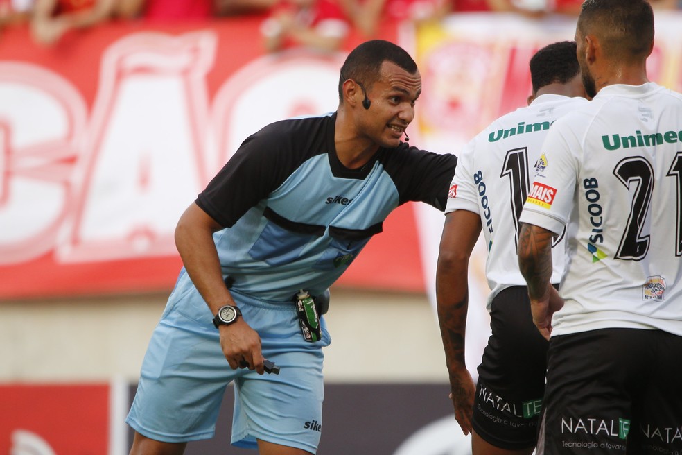 Tarcísio Flores da Silva apita o terceiro Clássico Rei de 2023 — Foto: Canindé Pereira/América FC