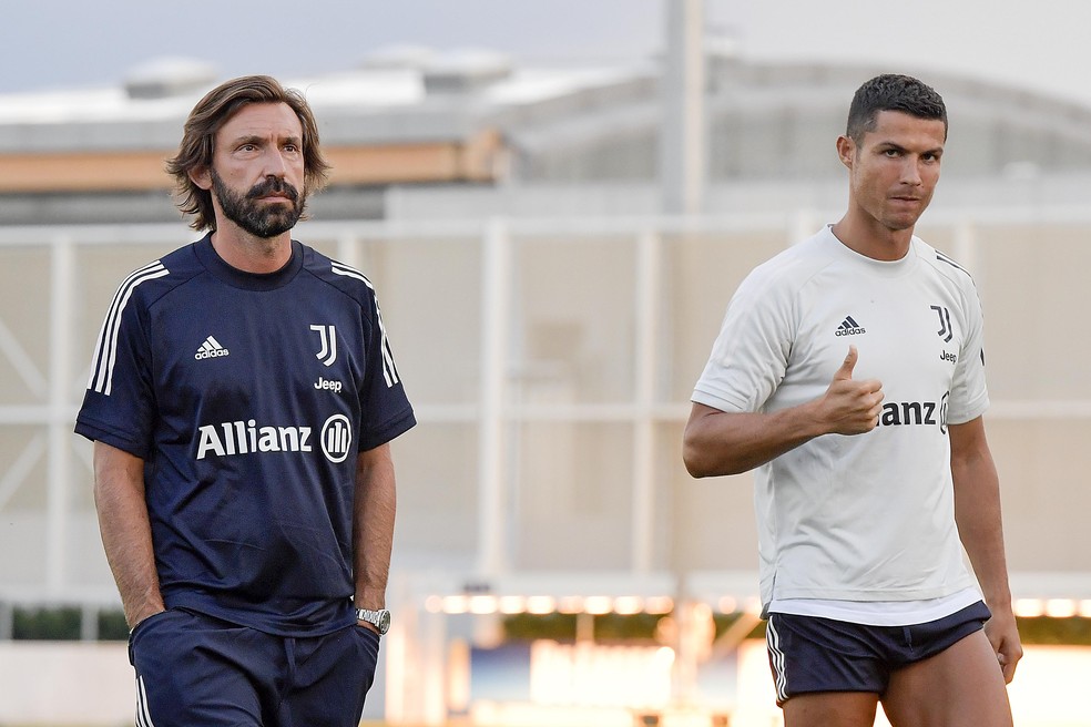 Ao lado de Cristiano Ronaldo, Pirlo comanda primeiro treino como técnico da Juventus — Foto: Daniele Badolato/Getty Images