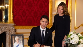O primeiro-ministro do Canadá Justin Trudeau e sua mulher, Sophe Trudeau, assinam um livro de condolências na Lancaster House, em Londres — Foto: David Parry/PA Media Assignments