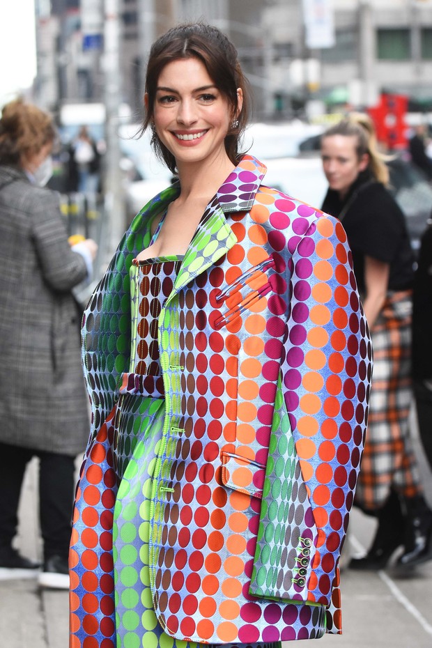 Anne Hathaway in New York with a colorful look worthy of "The devil Wears Prada" (Photo: Getty Images)