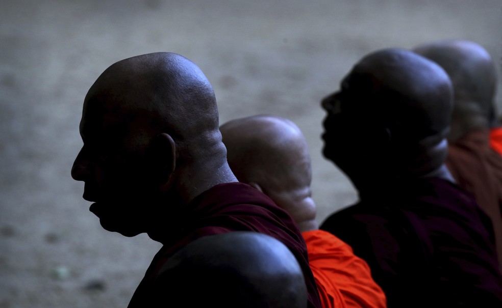 Monges budistas rezam durante cerimônia para os mortos e feridos nos atentados, em Colombo, no Sri Lanka — Foto: Manish Swarup/AP