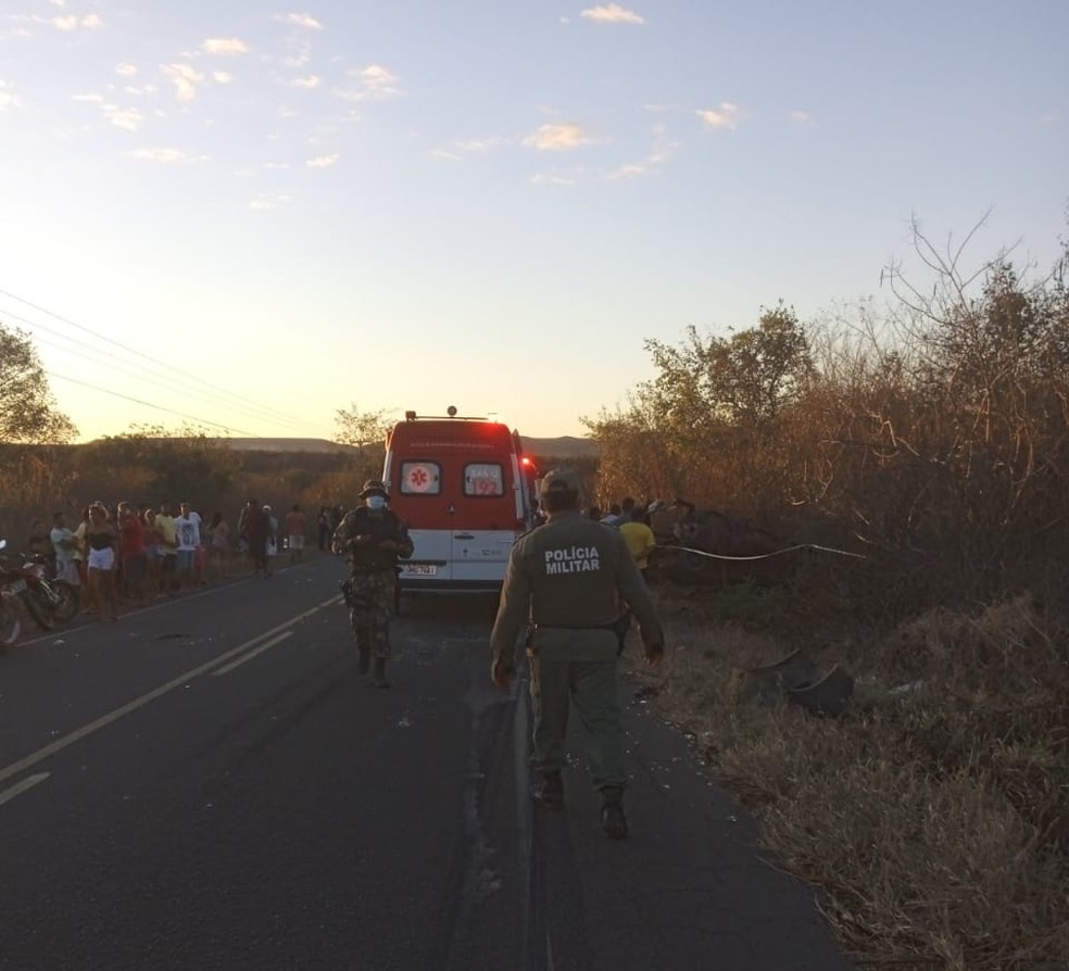 Pai, mãe e três filhos morrem em colisão entre carro e caminhão em São Raimundo Nonato, no Piauí — Foto: Reprodução