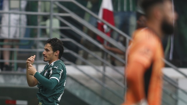 Raphael Veiga comemora gol do Palmeiras sobre o São Paulo na final do Paulistão