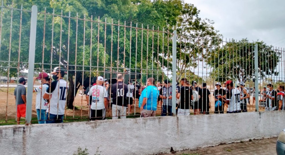 Torcida do Botafogo-PB antes do jogo contra o Treze pela S�rie C 2020 � Foto: Expedito Madruga/TV Cabo Branco