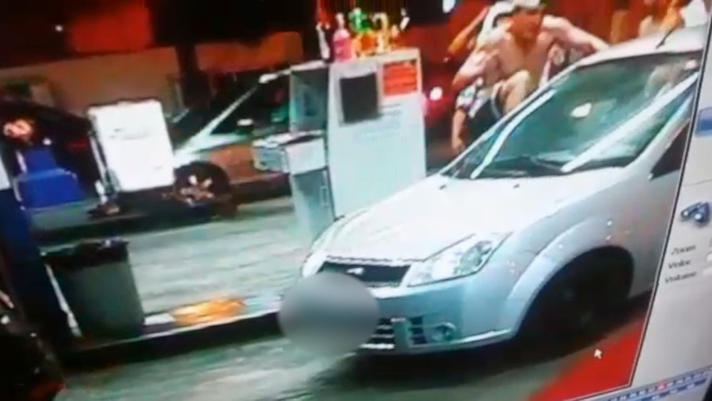 Com socos e chutes, torcedores do Palmeiras atacam carro de família corintiana em Taubaté
