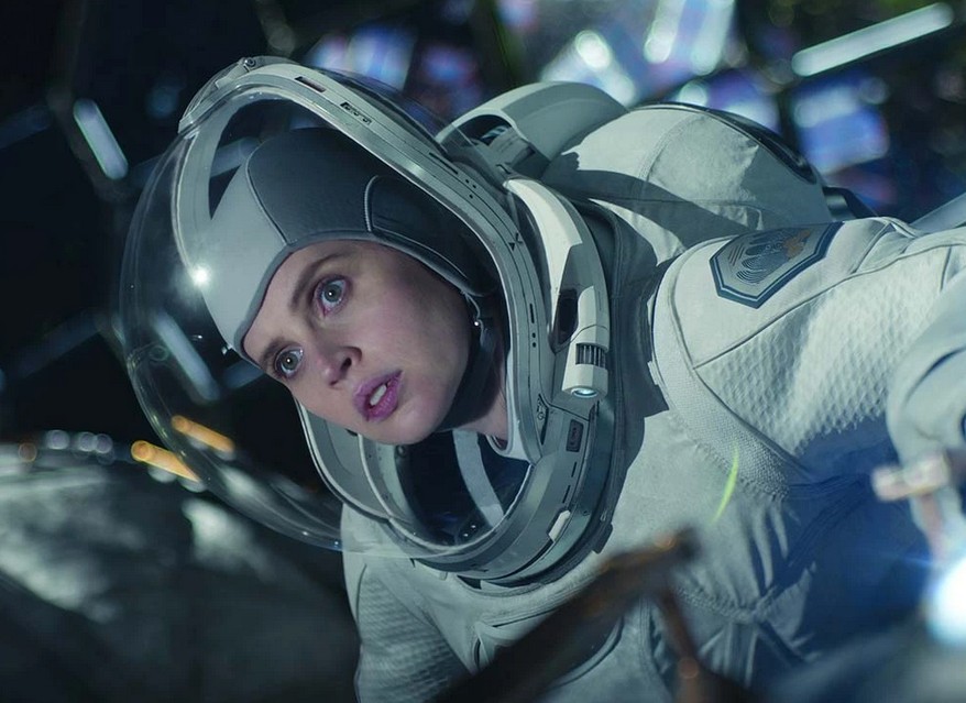 Felicity Jones como a astronauta grávida de O Céu da Meia-Noite (2020) (Foto: Reprodução)