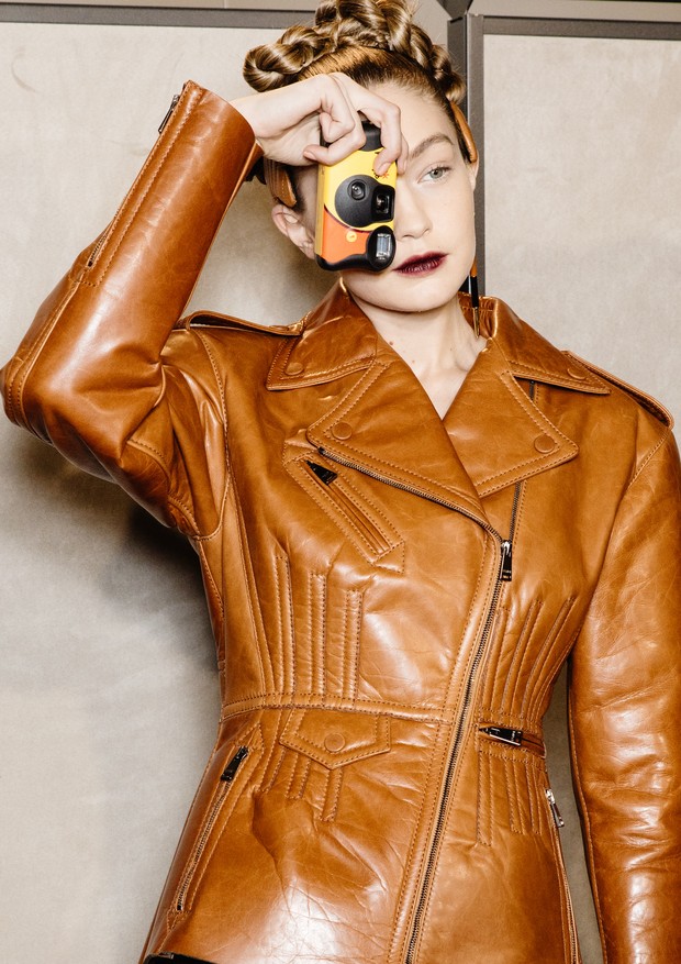 MILAN, ITALY - FEBRUARY 20: Top model Gigi Hadid with her single-use camera is seen backstage at the Fendi fashion show on February 20, 2020 in Milan, Italy. (Photo by Rosdiana Ciaravolo/Getty Images) (Foto: Getty Images)