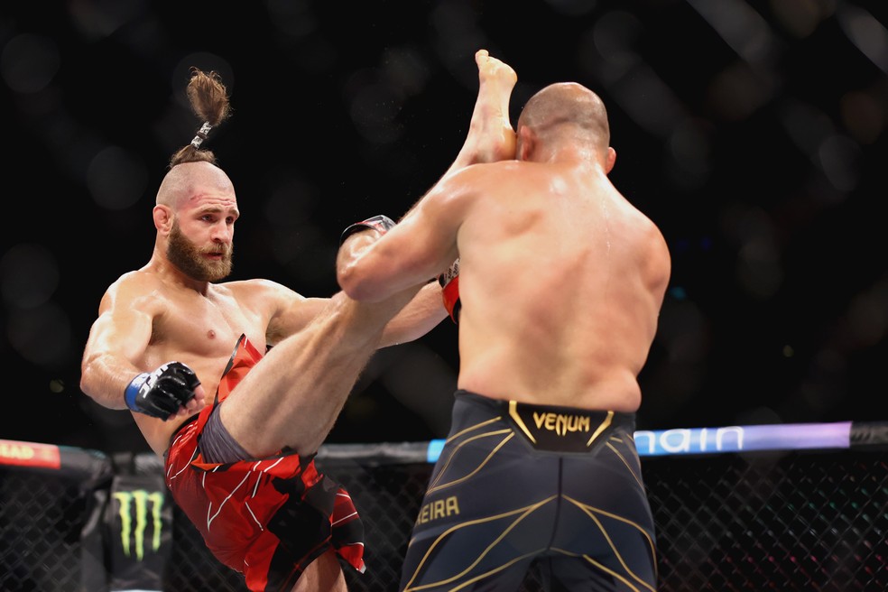 Jiri Prochazka joga um chute frontal perigoso contra Glover Teixeira no UFC 275 — Foto: Yong Teck Lim/Getty Images