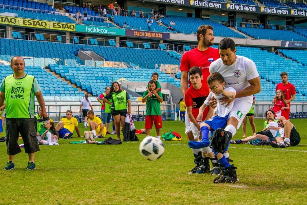 Jogadores e ex-profissionais do futebol participaram da ação (Foto: Joe Beck)