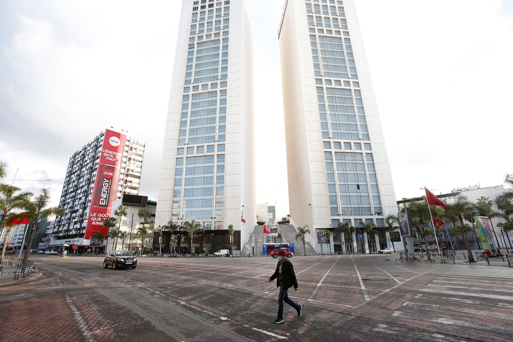 CASABLANCA (Marrocos) - Pedestre atravessa um cruzamento quase vazio devido ao combate ao coronavírus em Casablanca nesta terça-feira (24) — Foto: Youssef Boudlal/Reuters