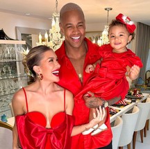 Lore Improta e Léo Santana com a filha Liz no Natal de 2022 — Foto: Instagram/Reprodução