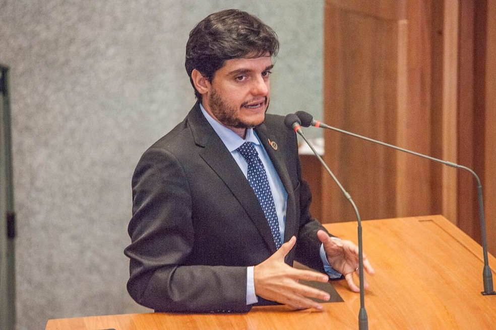 O deputado Rodrigo Delmasso em discurso na Câmara (Foto: Carlos Gandra/Divulgação)