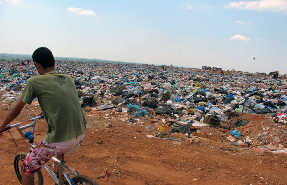 Jovem de 17 anos afirma que trabalha no lixão há quatro (Foto: Jamila Tavares / G1)