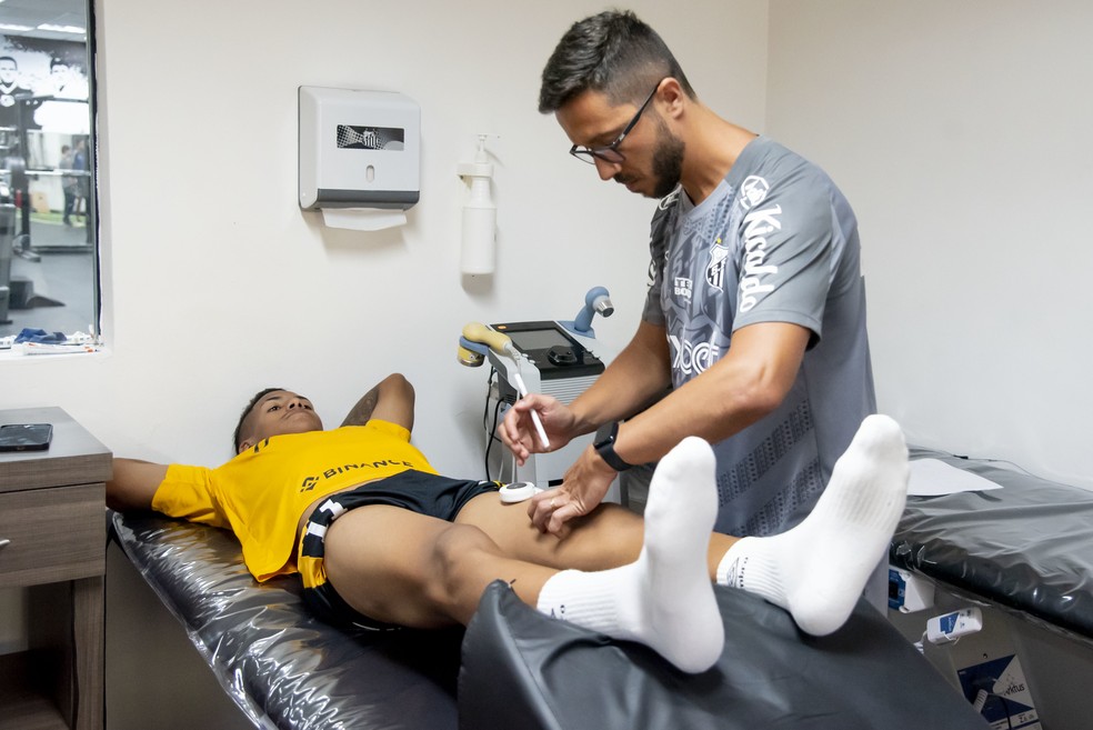 Ângelo em trabalho com a equipe de fisioterapia do Santos  — Foto: Ivan Storti/Santos FC