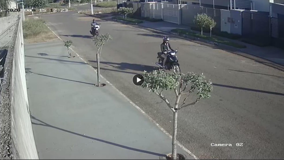 Motociclista perseguiu a miss por algumas ruas até conseguir alcançá-la e cometer o crime — Foto: Reprodução