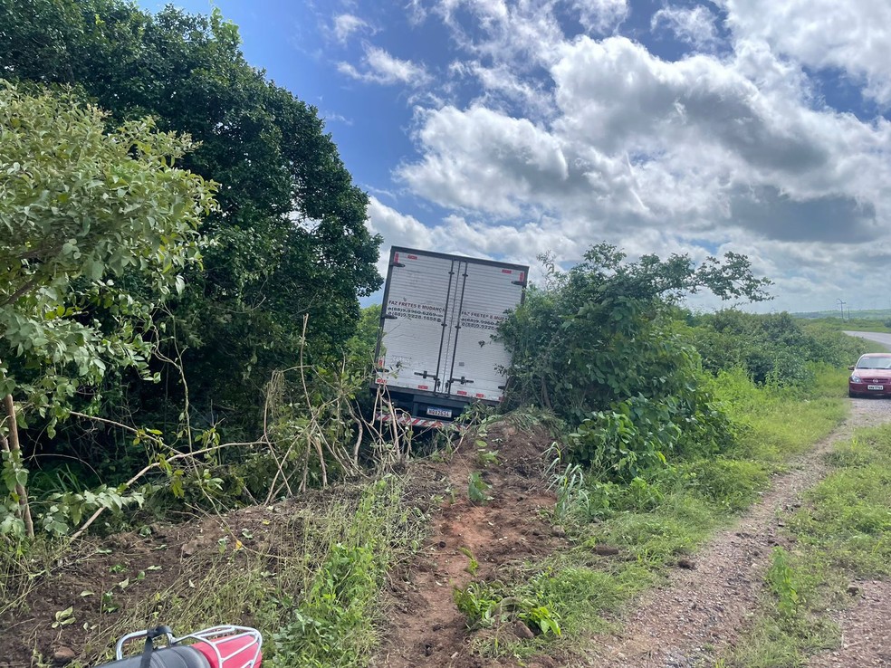 Caminhão saiu da pista após ser atingido por carro que rodou na pista ao bater em carreta. — Foto: Mateus Ferreira/ SVM