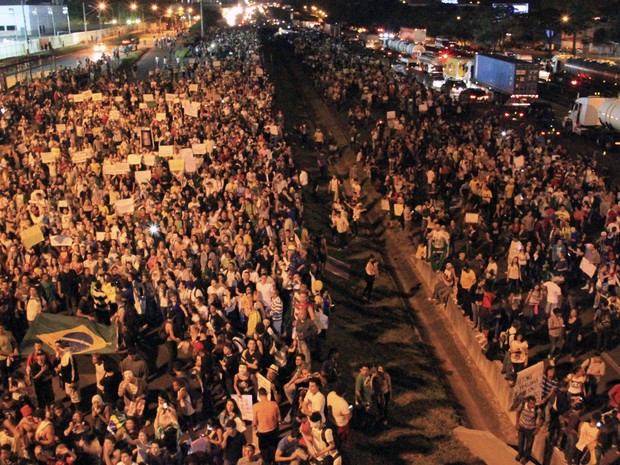 Manifestantes ocuparam todas as pistas da Via Dutra no trecho de São José dos Campos (Foto: Carlos Santos/G1)