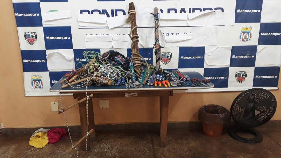 Material estava escondido em duas celas da delegacia de Manacapuru (Foto: Adauto Silva/Rede Amazônica)