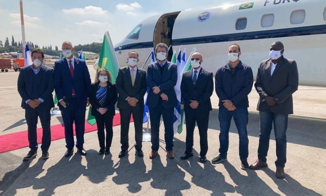Usando máscaras, delegação brasileira desembarca em Israel