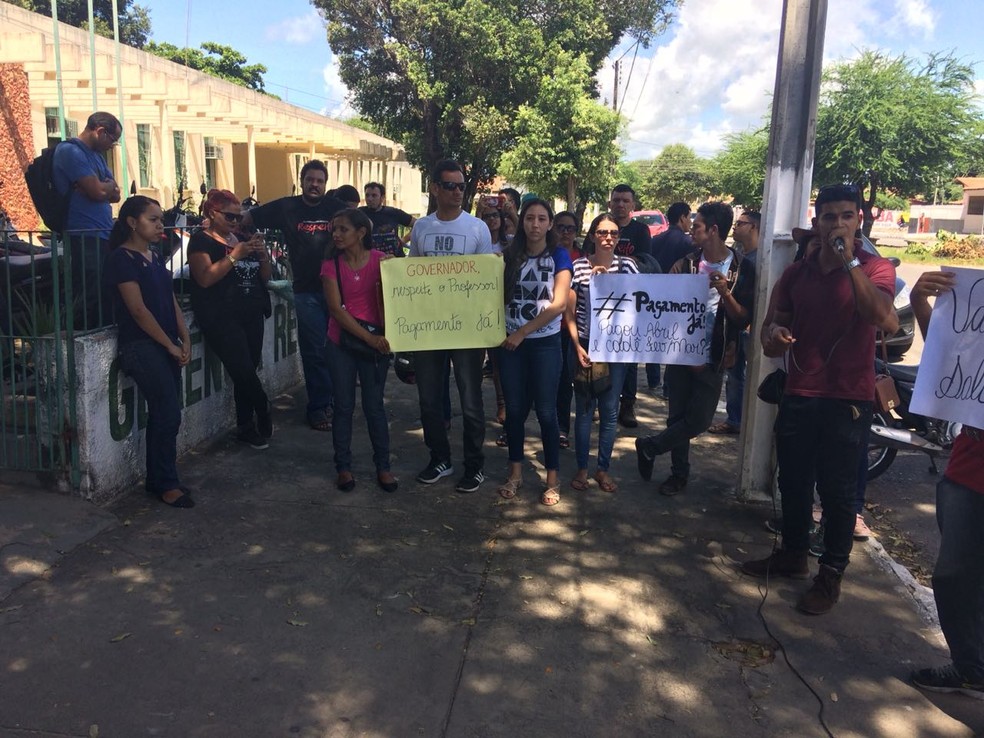 Professores de Parnaíba protestaram na Gerência Regional de Educação da cidade. (Foto: George Sávio/ Arquivo Pessoal)