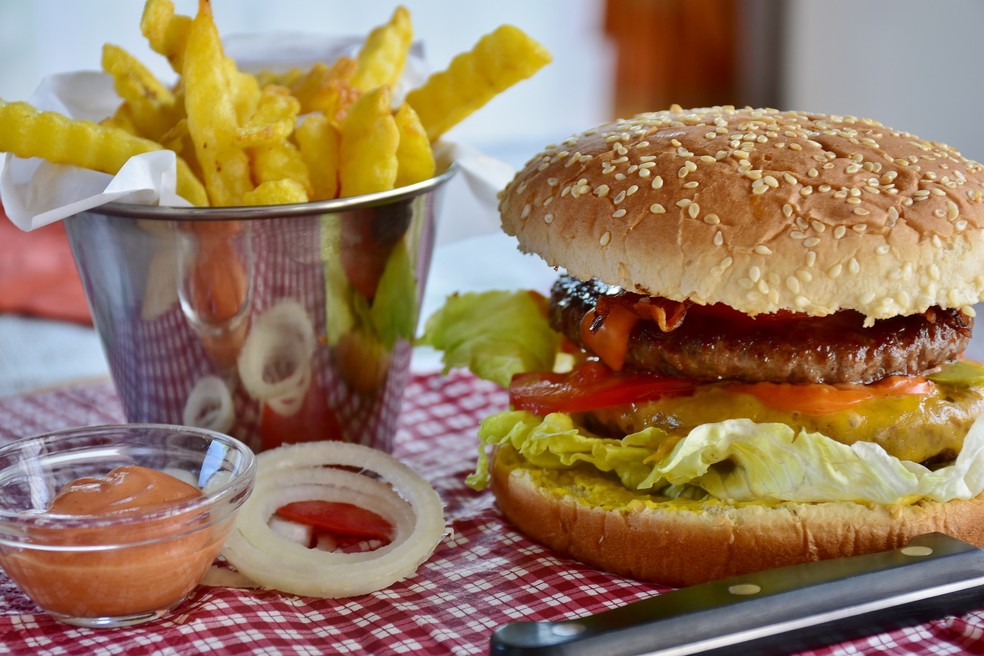 Consumo excessivo de 'junk food' é apontado como uma das razões que explicam a 'carga dupla da má nutrição' — Foto: Pixabay