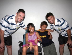 Jogadores da seleção de futsal visitam abrigo no Acre (Foto: Divulgação/CBFS)