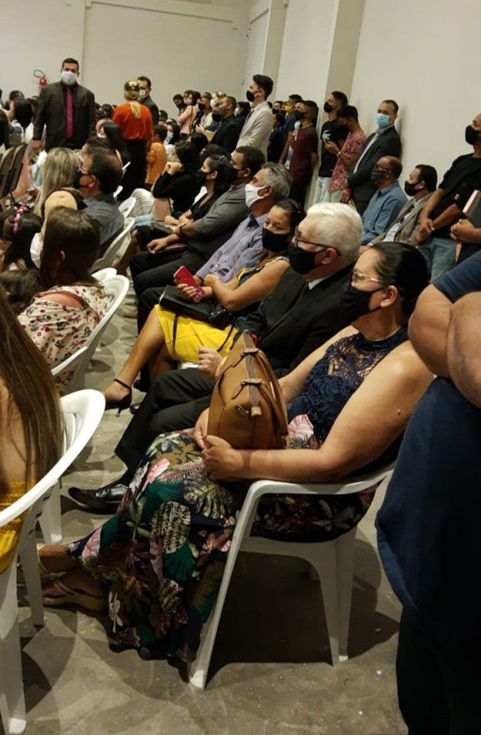 Mesmo com cadeiras acrescentadas às existentes na igreja, algumas pessoas ficaram em pé durante culto. — Foto: Reprodução/Instagram