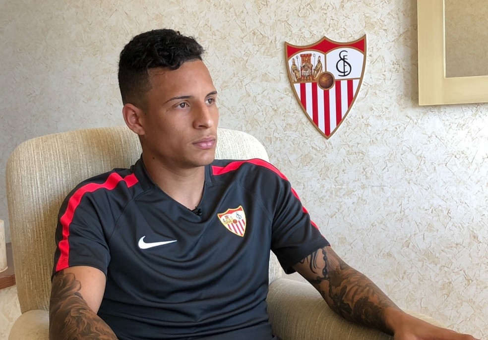 Guilherme Arana aguarda um acerto entre Corinthians e Sevilla — Foto: Divulgação/Site oficial