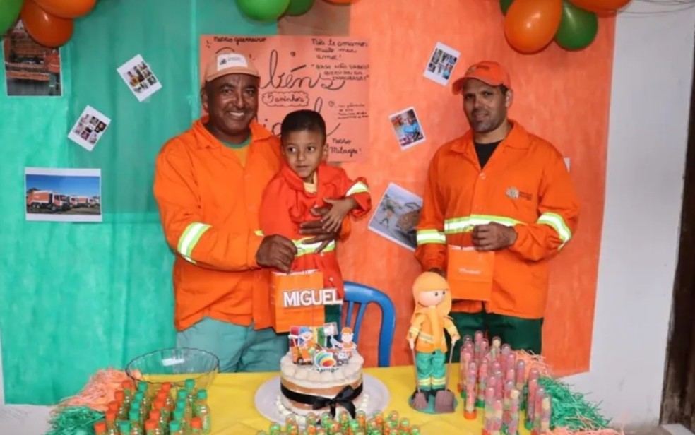 Fã de garis, menino ganha festa de aniversário com o tema e visita de coletores de lixo, em Goiânia