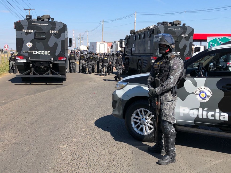 Batalhão de choque da PM na Replan em Paulínia (Foto: Helen Sacconi/EPTV)
