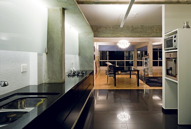 No projeto do arquiteto Eduardo Chalabi, a cozinha foi emoldurada por uma caixa de concreto, que embute a bancada de granito e os armários (Foto: Casa e Jardim)
